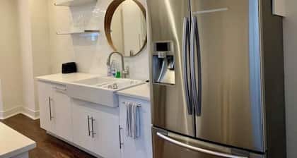 Near hospitals, colleges, event centers! New king bed, love pets & free parking!