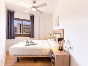 2 slaapkamers, een strijkplank/strijkijzer, internet, beddengoed