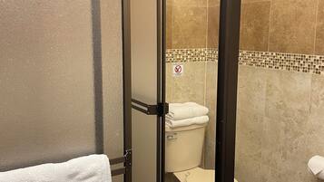 Standard-huone | Kylpyhuone | Suihku, sadesuihkupÀÀ, ilmaiset hygieniatuotteet, saippua