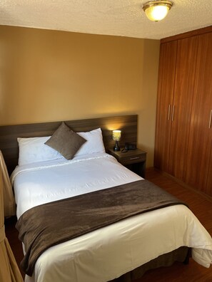 Standard Room | Egyptian cotton sheets, premium bedding, down duvets - NASS Loft Atahualpa (Cuenca)