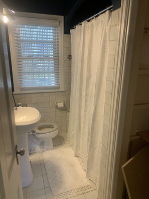 Hair dryer, towels, soap, shampoo - Quiet neighborhood w/ park. Family friendly home. (Richfield)