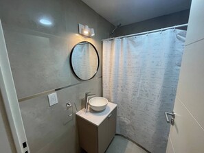 Apartment, 1 Bedroom, Accessible, Smoking | Bathroom amenities