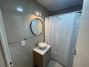 Apartment, 1 Bedroom, Accessible, Smoking | Bathroom amenities