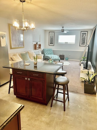 Smart TV, books, printers. Enjoy your stay in our cozy 2 bedroom 1 bath Guest suite.Newly renovated space