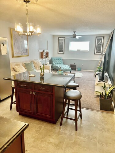 Enjoy your stay in our cozy 2 bedroom 1 bath Guest suite.Newly renovated space 