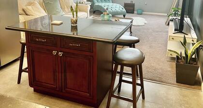 Enjoy your stay in our cozy 2 bedroom 1 bath Guest suite.Newly renovated space