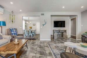 Smart TV, table football, books, printers - Relax at this Family Home w/ Solar heated Pool & Game Room. Close to everything! (San Diego)