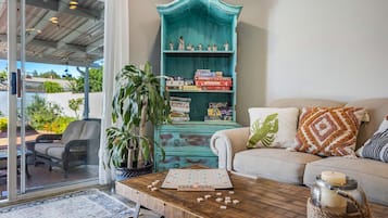 Smart-TV, Tischfußball, Bücher, Drucker