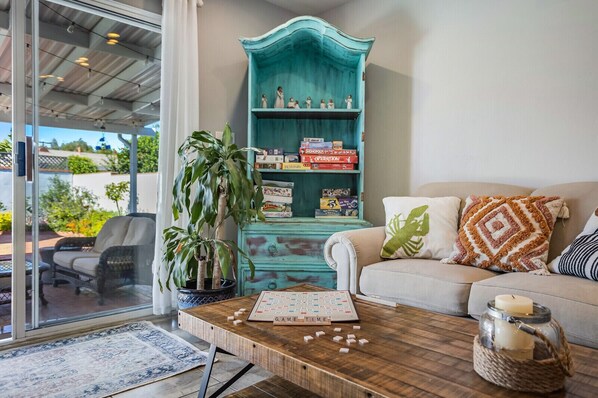 Smart TV, foosball, books, printers - Relax at this Family Home w/ Solar heated Pool & Game Room. Close to everything! (San Diego)