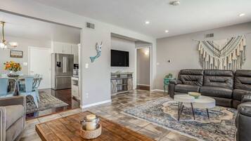 Smart-TV, Tischfußball, Bücher, Drucker