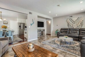 Smart TV, foosball, books, printers - Relax at this Family Home w/ Solar heated Pool & Game Room. Close to everything! (San Diego)