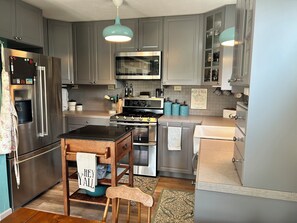 Réfrigérateur, four à micro-ondes, un four, surface de cuisson