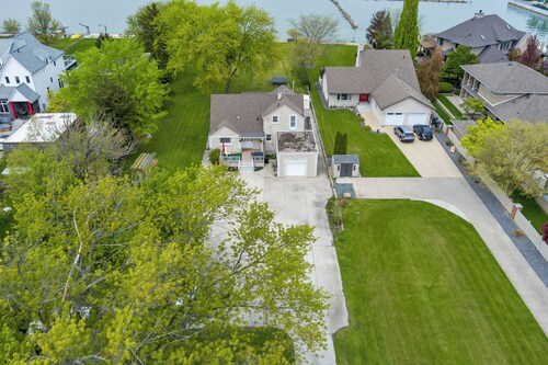 Waterfront Retreat: 6BR Home, BBQ, Sleeps 10