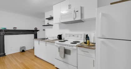 Waterfront Retreat: 6BR Home, BBQ, Sleeps 10