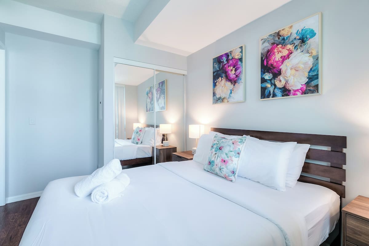 Premium Apartment | 2 bedrooms, blackout drapes, iron/ironing board, free WiFi