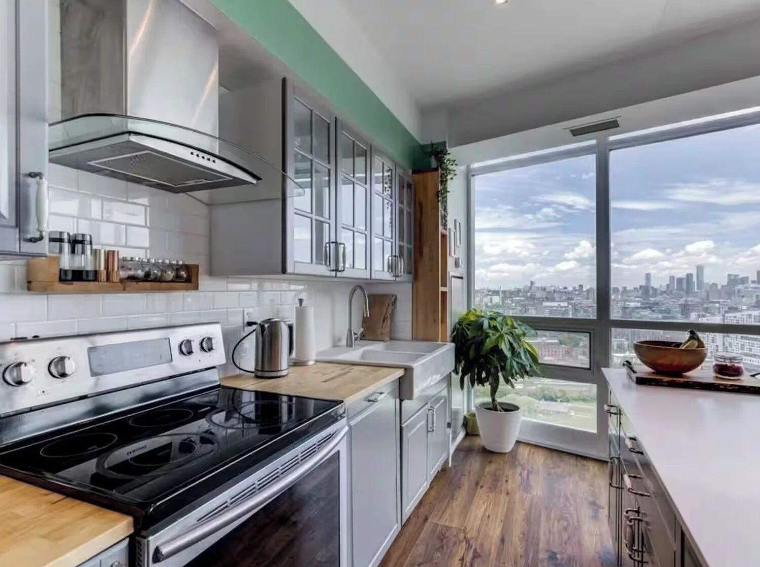 Premier appartement, 2 slaapkamers | Privékeuken | Een koelkast/vriezer, een magnetron, een oven, een kookplaat