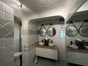 Combined shower/bathtub, hair dryer, towels - House with jacuzzi 5 minutes from Porto Vec (Porto-Vecchio)