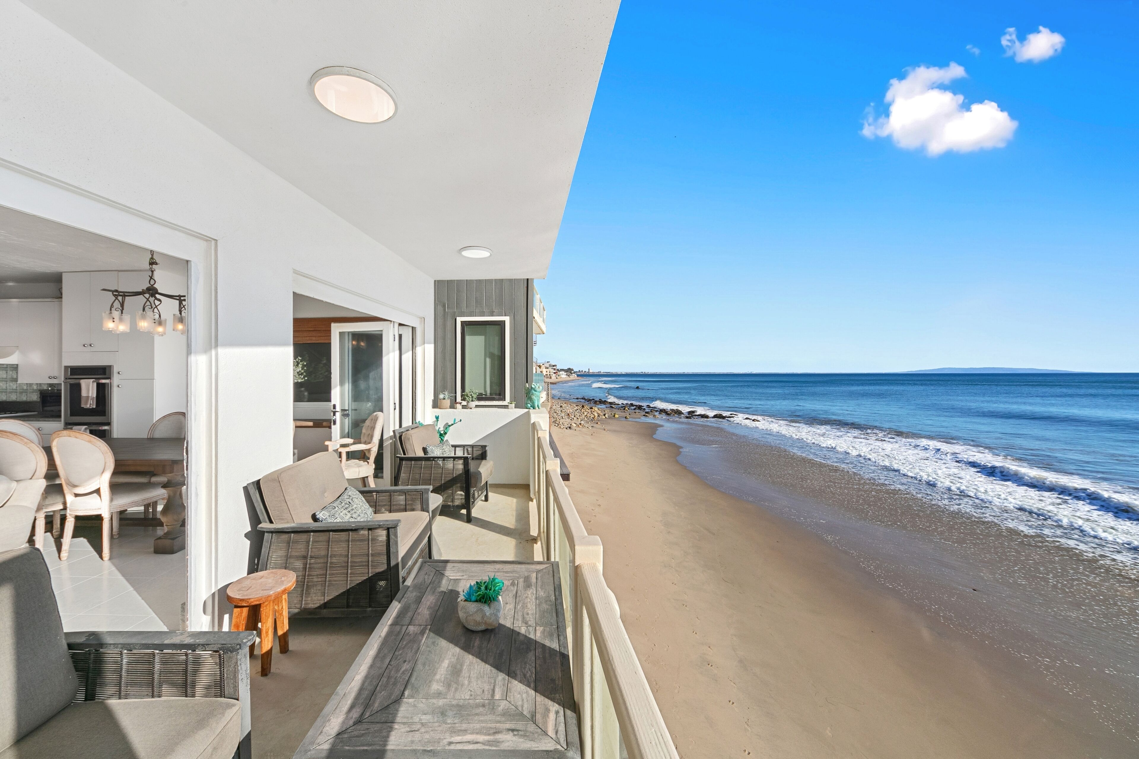 Oceanfront house with sun decks, balcony, sauna, grill, & gourmet kitchen
