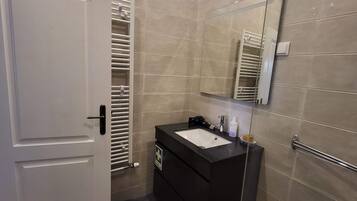Douche, sèche-cheveux, serviettes fournies
