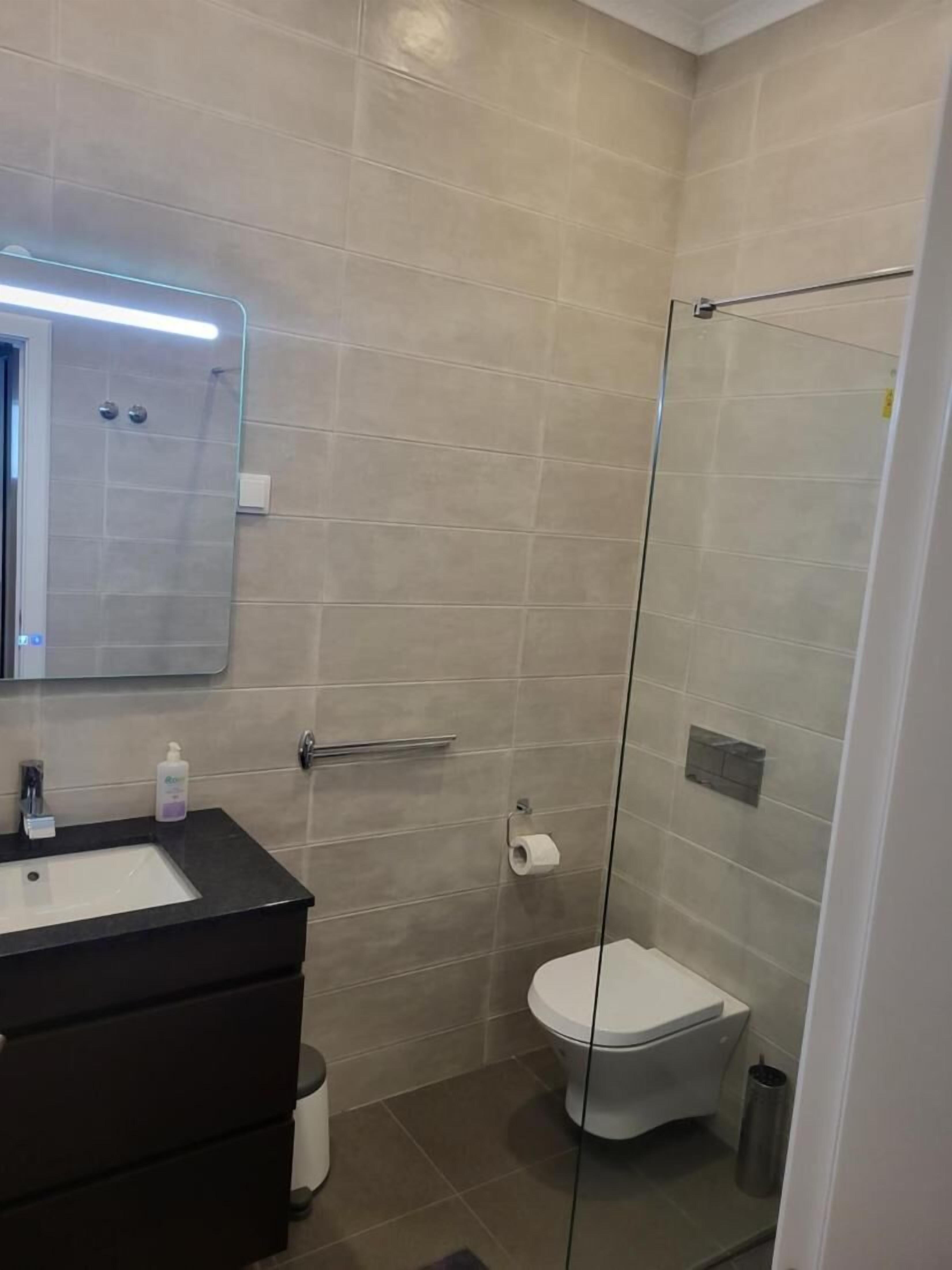 Een douche, een haardroger, handdoeken