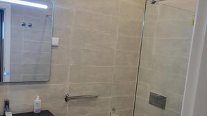 Shower, hair dryer, towels - Sintra lousa Twin guest room with Private Bathroom (Sintra)