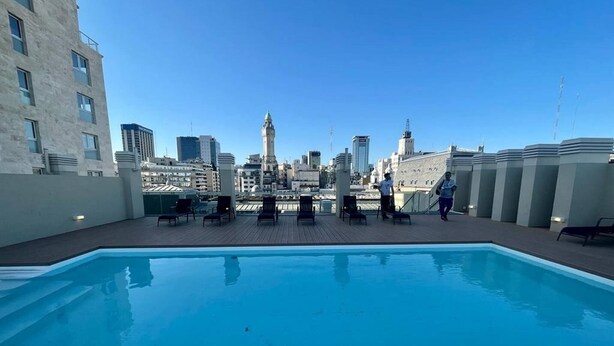 A rooftop pool with lounge chairs and a cityscape view. - Studio In San Telmo La Cisterna Num2689 (Buenos Aires)