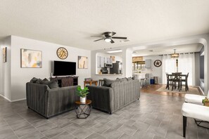 Fernseher, Tischfußball, Bücher, Stereoanlage