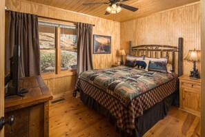 3 makuuhuonetta, työpöytä, silitysrauta/-lauta, ilmainen Wi-Fi