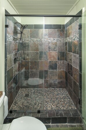 Hiustenkuivaaja, pyyhkeet, saippua, vessapaperi