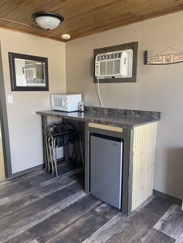 Dakota Landing Cabins & Motel: 8-Cozy, newly remodeled cabin