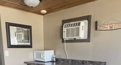 Dakota Landing Cabins & Motel: 8-Cozy, newly remodeled cabin