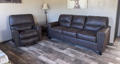 Dakota Landing Cabins & Motel: 8-Cozy, newly remodeled cabin