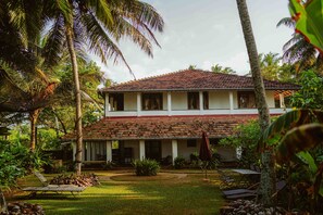 Vista frontal de la propiedad