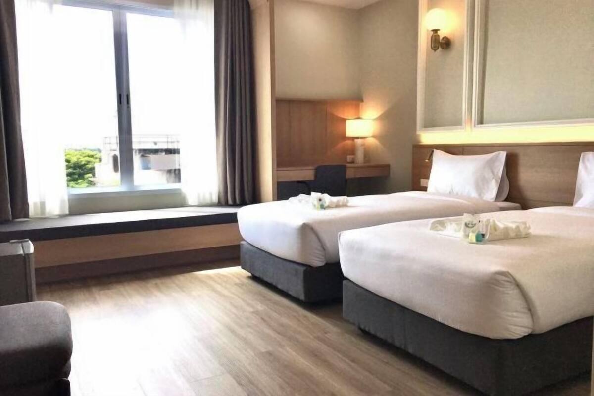 1 bilik tidur, peti besi dalam bilik, meja, langsir/tirai gelap terus 