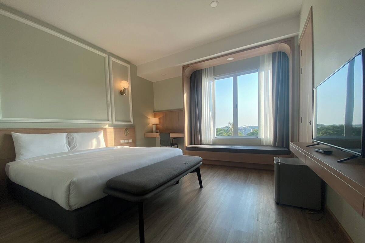 Deluxe Room, 1 Katil Raja (King), Non Smoking, Bathtub | 1 bilik tidur, peti besi dalam bilik, meja, langsir/tirai gelap terus 