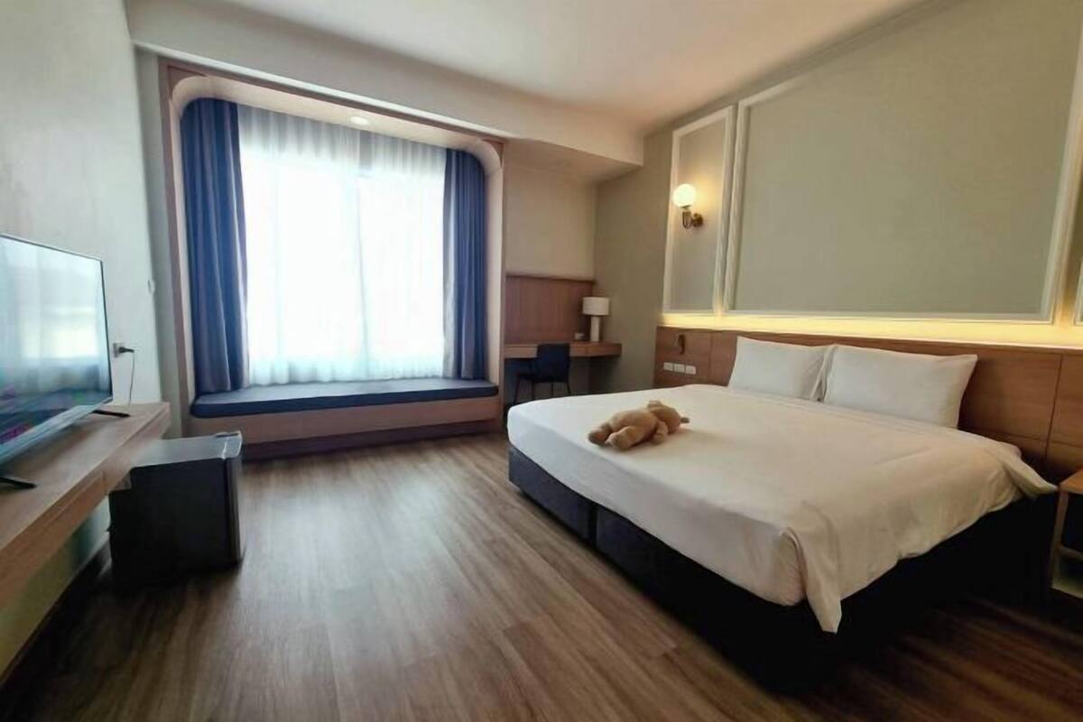 1 quarto, cofres nos quartos, escrivaninha, cortinas blackout