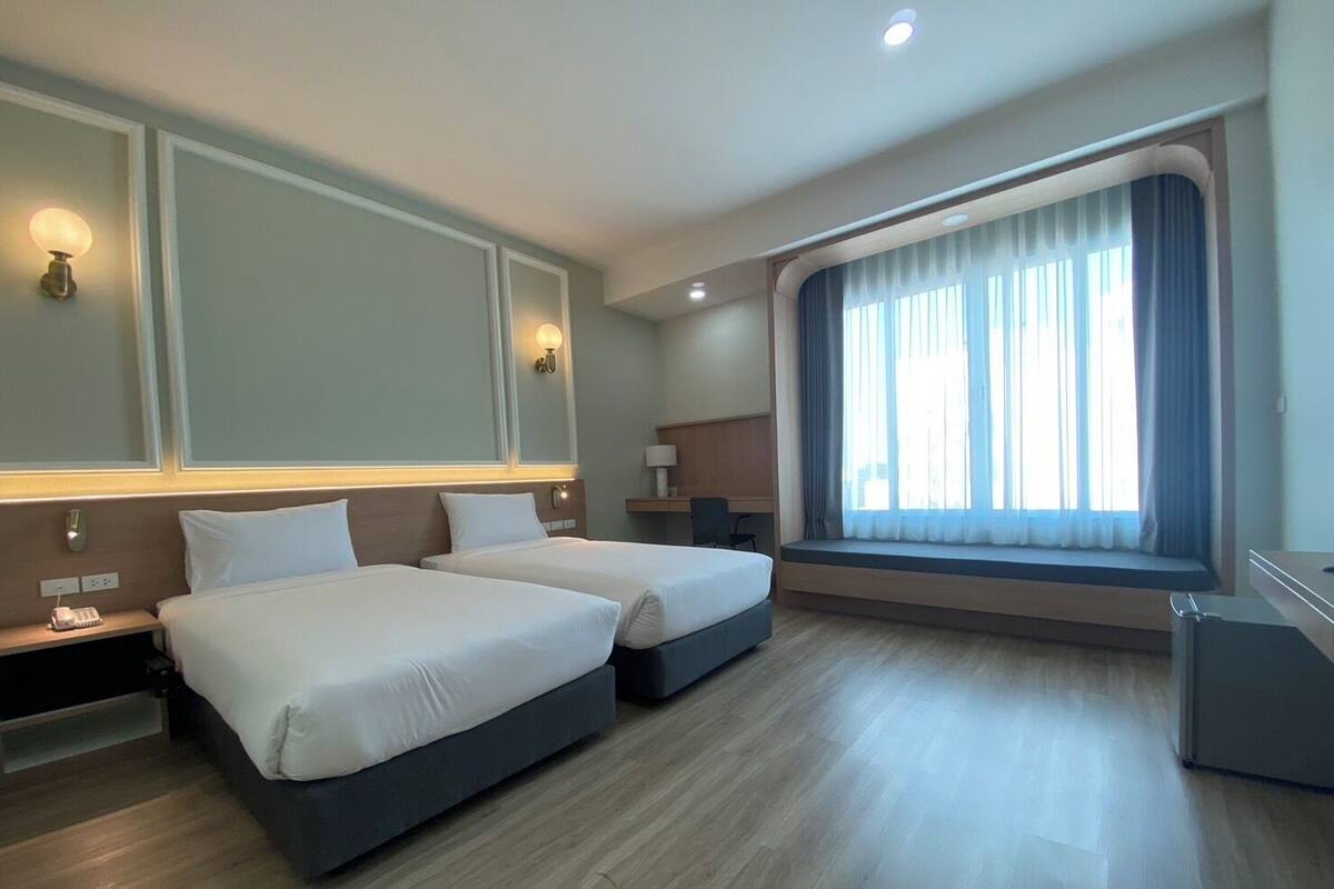 1 bilik tidur, peti besi dalam bilik, meja, langsir/tirai gelap terus 