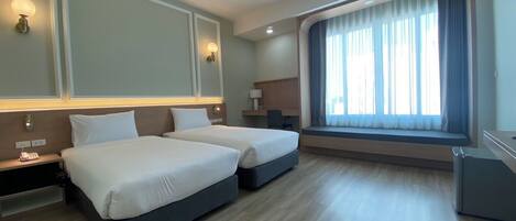 1 kamar tidur, brankas, meja kerja, dan tirai kedap cahaya