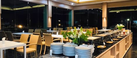 Free daily buffet breakfast