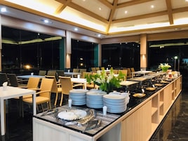 Free daily buffet breakfast