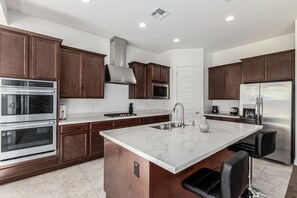 Frigorifero, microonde, forno, piano cottura