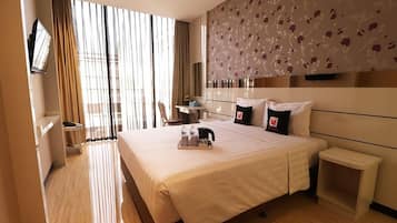 Executive Room, 1 Queen Bed | Iron/ironing board, free WiFi, bed sheets