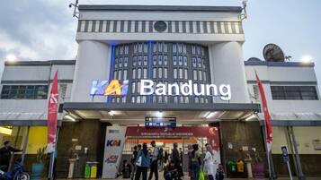 Un edificio con un llamativo letrero 'Bandung' y el logotipo 'KAI', lo que indica que es propiedad del Grupo KAI.