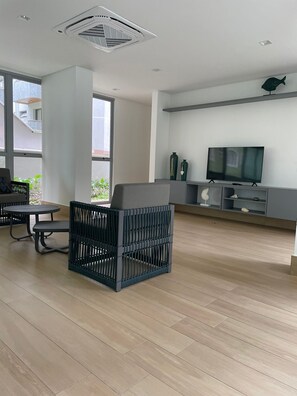Living area - Apto Térreo 02 Suites Frente Mar - Ubatuba - Praia Grande (Praia Grande Ubatuba)