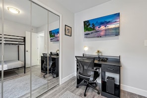 3 chambres, coffre-fort, bureau, fer et planche Ă repasser