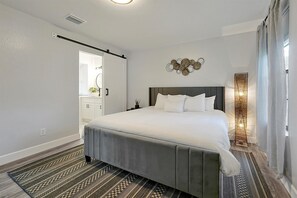 3 bedrooms, in-room safe, desk, iron/ironing board