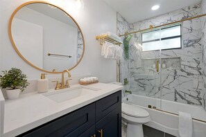 Douche, sèche-cheveux, serviettes fournies, savon