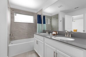 Bathtub, hair dryer, towels, shampoo - Modern Chic-Spacious, Private Pool, Prime Location (Kissimmee)