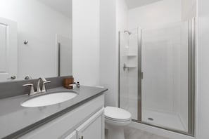 Bathtub, hair dryer, towels, shampoo - Modern Chic-Spacious, Private Pool, Prime Location (Kissimmee)