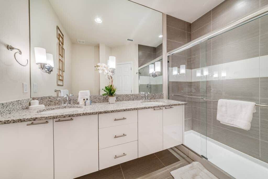 Bathtub, hair dryer, towels, shampoo